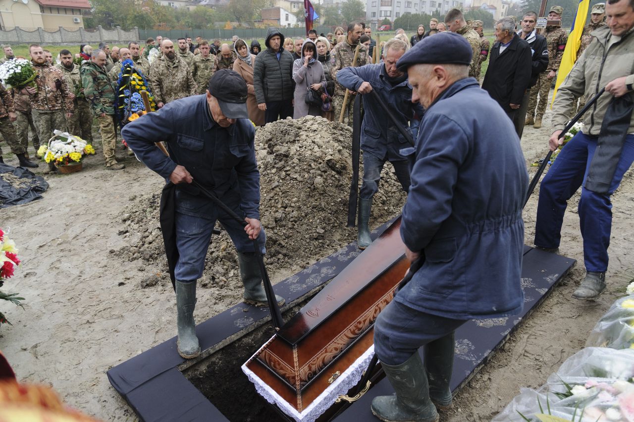 Rodziny poległych w czasie wojny Ukraińców często nie mogą się z nimi pożegnać