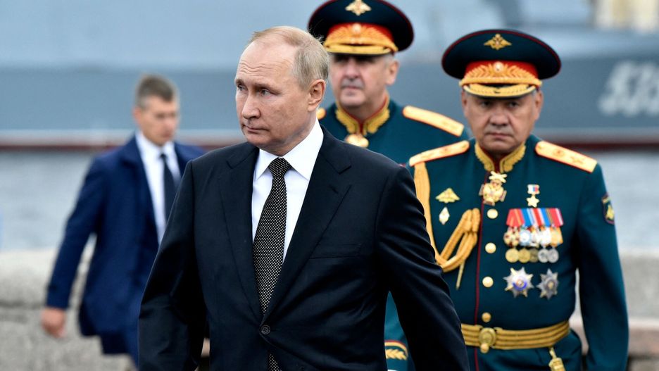 arch52
Russia's President Vladimir Putin (L), flanked by Russia's Defence Minister Sergei Shoigu (R), walks as he takes part in the main naval parade marking the Russian Navy Day, in St. Petersburg on July 31, 2022. (Photo by Olga MALTSEVA / AFP)
OLGA MALTSEVA