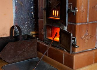 Odejście od pieców kaflowych. Co zrobić, by nie narazić się na kary?