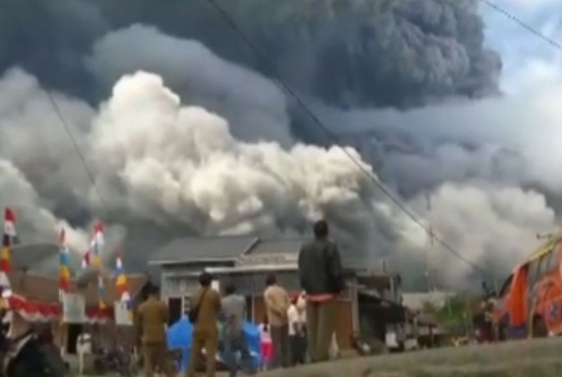 Usłyszeli huki. Na ten wybuch czekali od roku. Erupcja Mount Sinagung