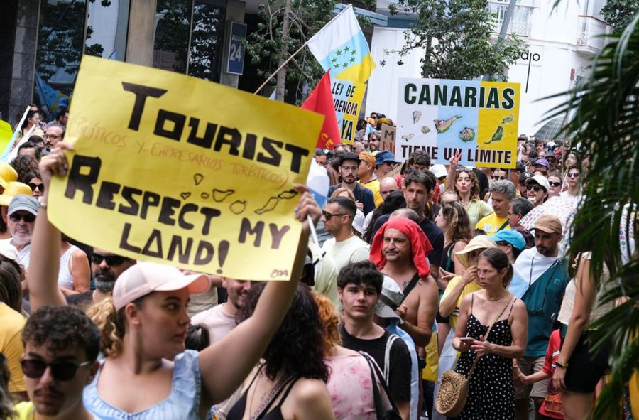 Na Wyspach Kanaryjskich odbyły się masowe protesty lokalnej społeczności