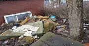 Bałagan wokół nieruchomości przy ul. Naramowickiej uprzątnięty dopiero po interwencji straży miejskiej
