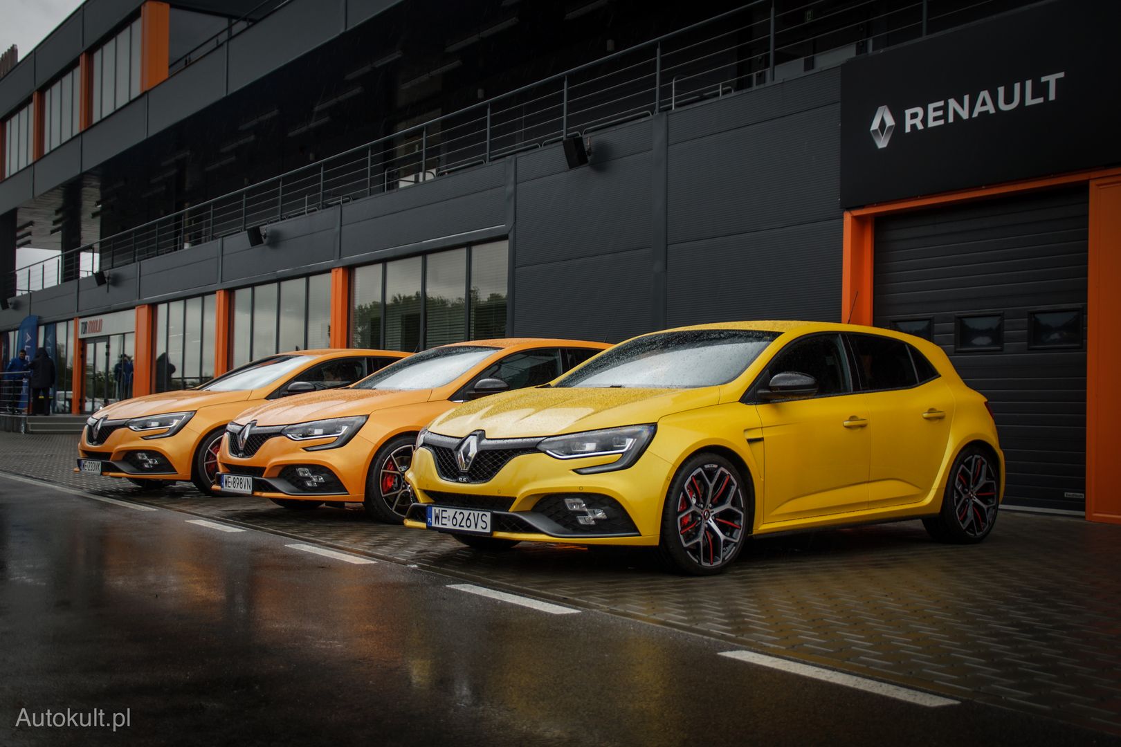 Renault Megane RS Trophy od razu zdradza, że pod maską ma coś mocniejszego niż 1,5-litrowego diesla