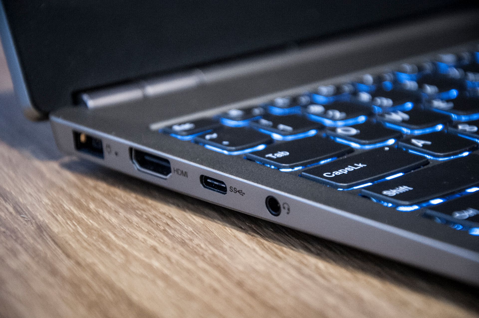 Lenovo ThinkBook 13s – laptop na home office 5