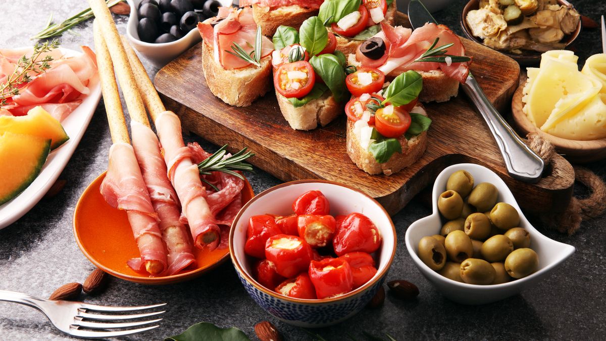 Antipasti to przystawki podawane we Włoszech przed głównym posiłkiem.