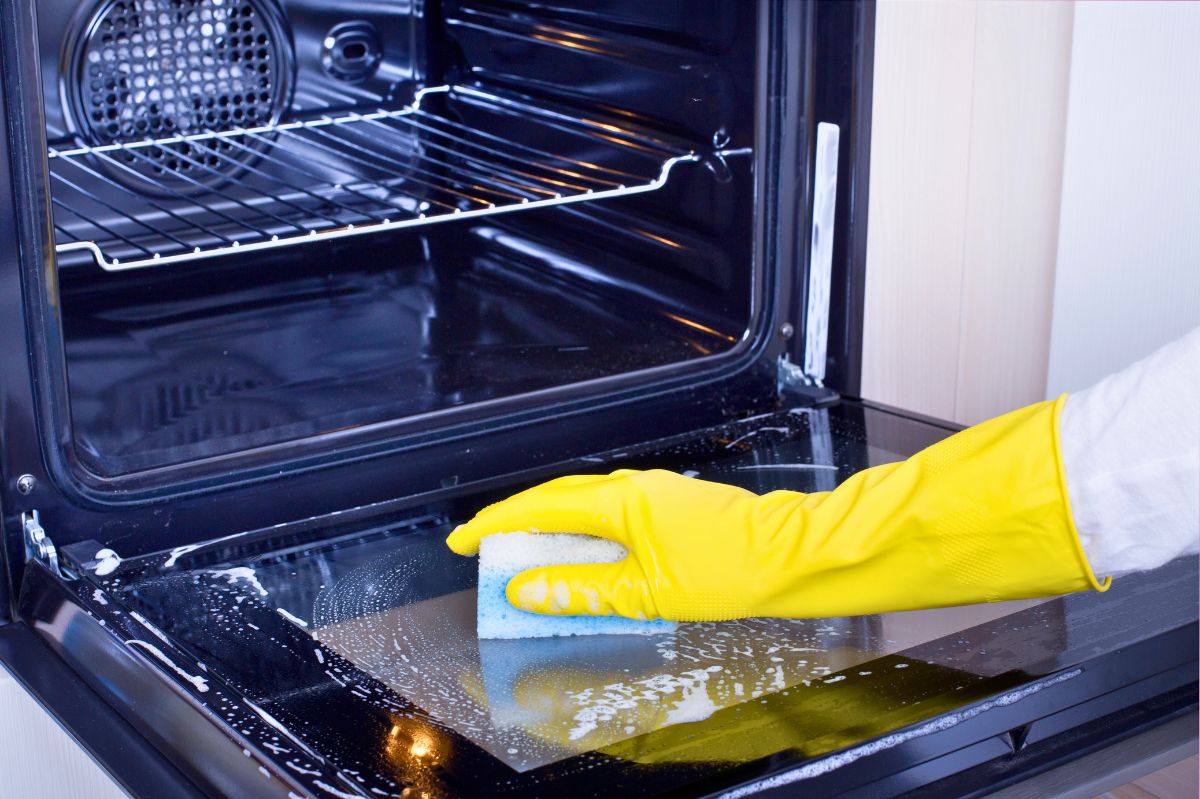 Ten domowy sposób na mycie piekarnika usunie cały brud 