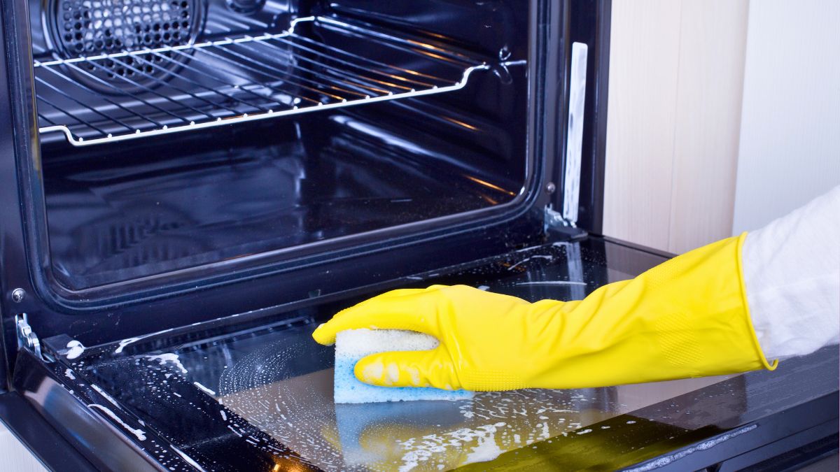 Te domowy sposób na mycie piekarnika usunie cały brud 