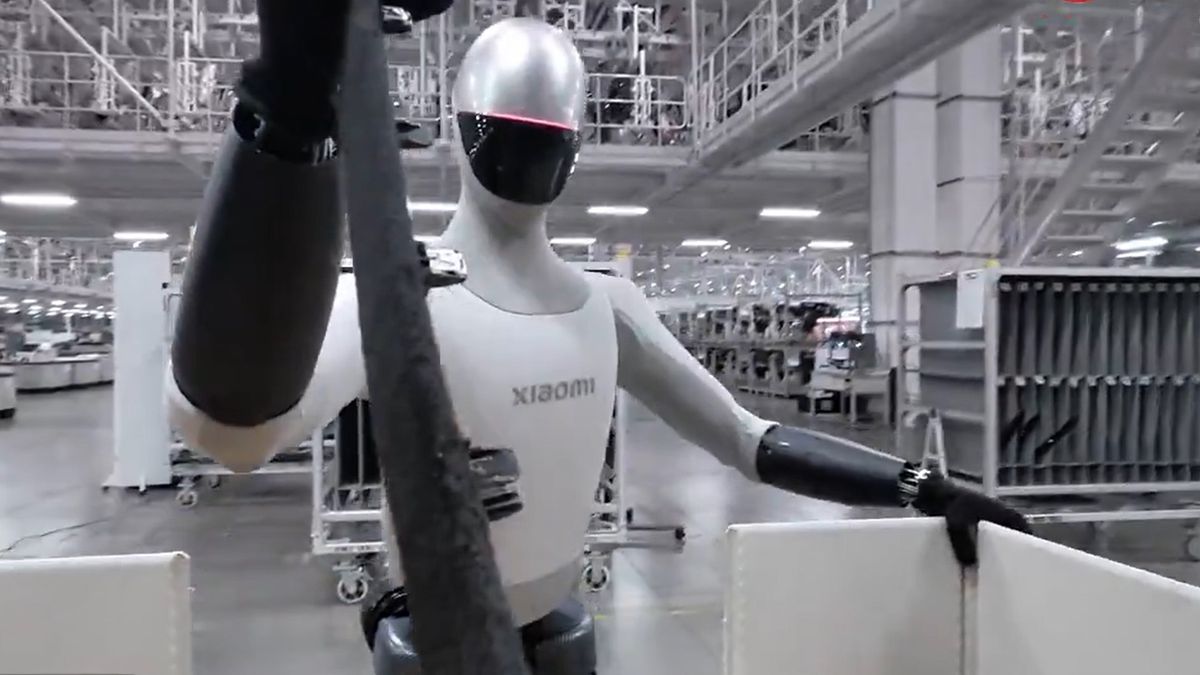 Humanoidalny robot Xiaomi pracujący w fabryce samochodów