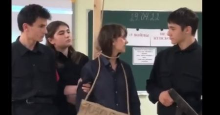 Szokująca lekcja w Rosji. Zarzucili dziewczynie sznur na szyję
