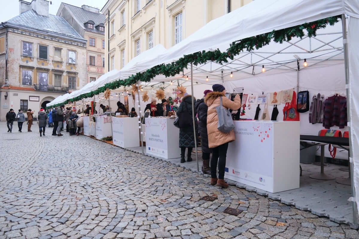 wystawcy na jarmarku bożonarodzeniowym