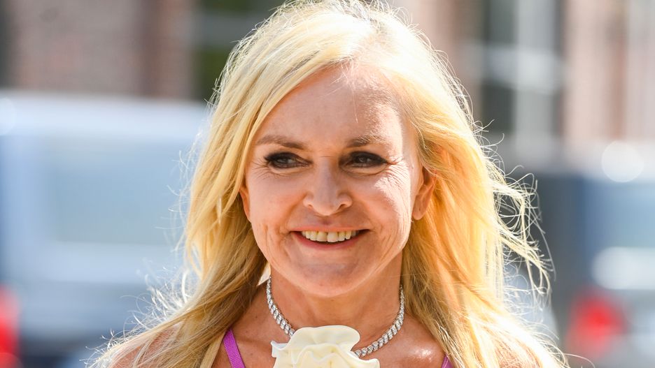 Monika Olejnik nosi najmodniejszą letnią sukienkę dla 50-latek