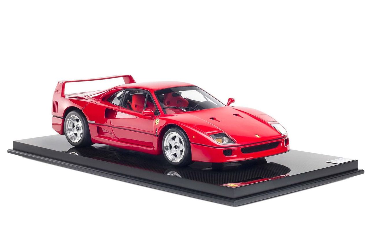 Piękne Ferrari F40 w skali 1:8