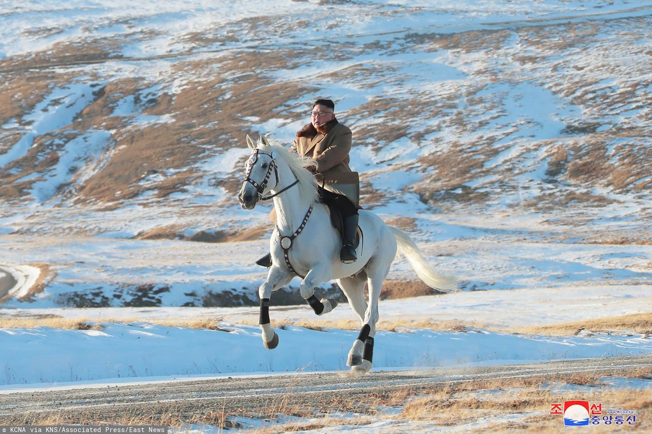 Kim Dzong Un sfotografowany na koniu. Nie jest jedyny