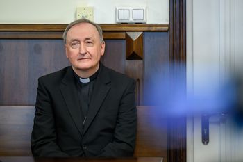 Historyczny proces biskupa. W tle nadużycia seksualne duchownych