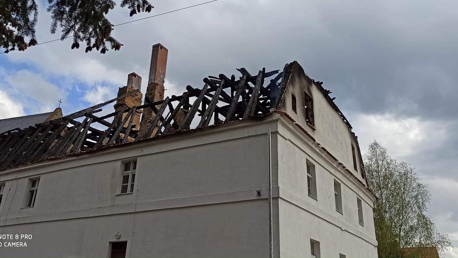 Polkowice. Rusza zbiórka na odbudowę spalonej plebanii. Potrzeba ok. 2 mln zł