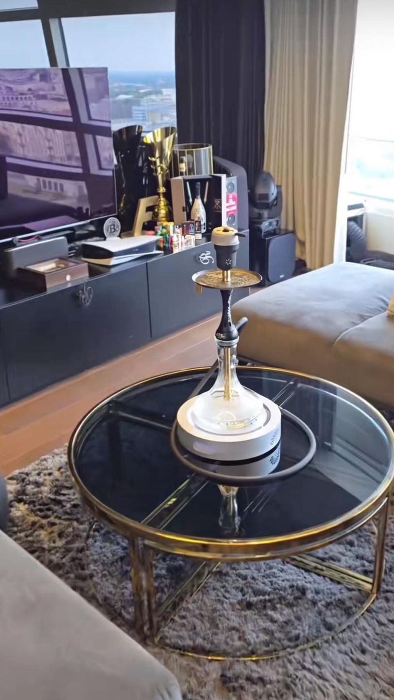 Wojtek Gola pokazał apartament na Złotej 44