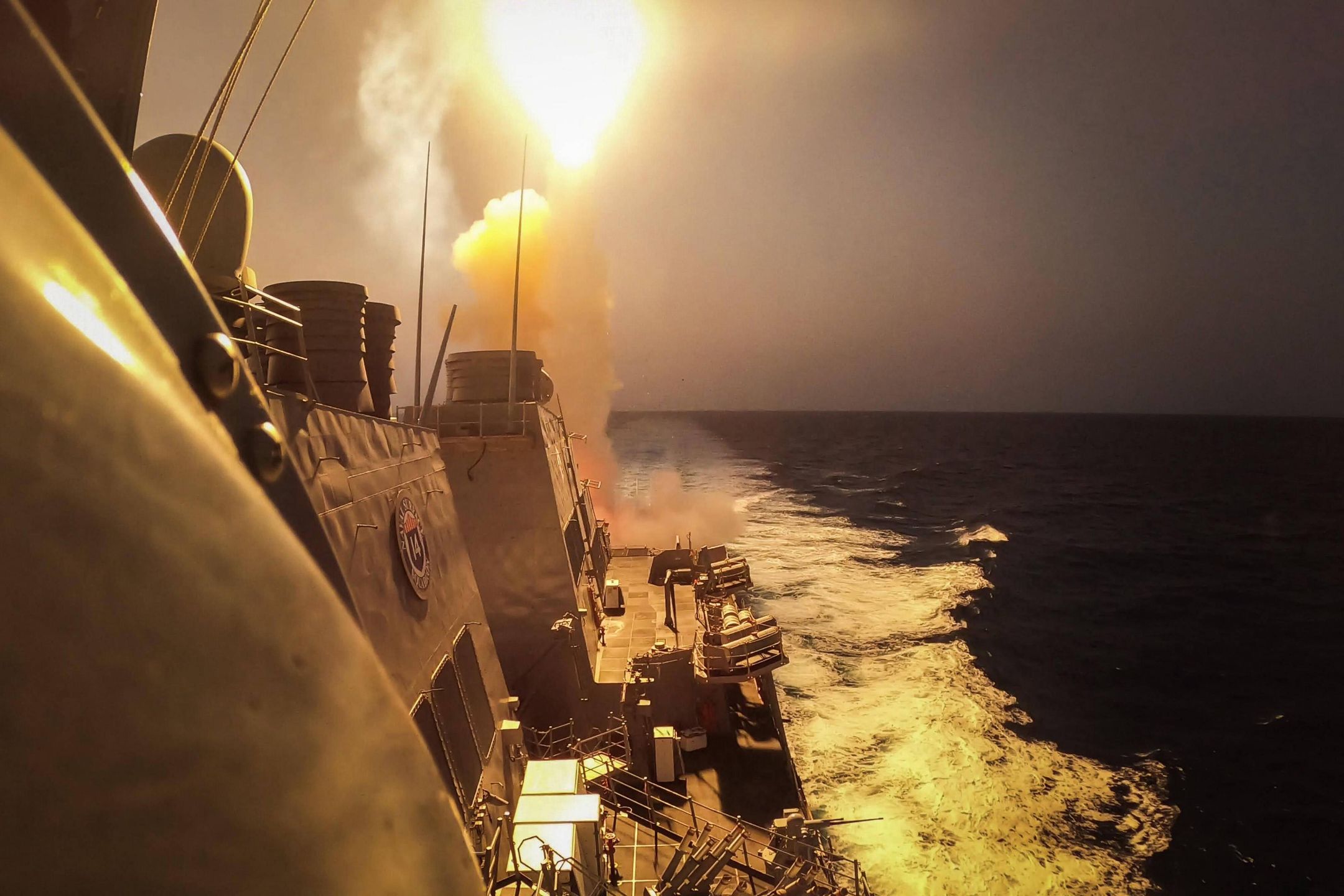 USS Carney Engages Houthi Missiles and UAVs in Red Sea
The Arleigh Burke-class guided-missile destroyer USS Carney (DDG 64) defeats a combination of Houthi missiles and unmanned aerial vehicles in the Red Sea, on October 19, 2023. Carney is deployed to the U.S. 5th Fleet area of operations to help ensure maritime security and stability in the Middle East region. Photo by MC2 Aaron Lau/U.S. Navy/UPI Photo via Newscom
Dostawca: PAP/Newscom
MC2 AARON LAU
News, War, Conflict, Middle East, U.S. 5th Fleet