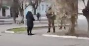 Ukrainka stanęła oko w oko z rosyjskim żołnierzem. "Po co tu przyjechałeś?"