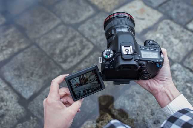Odchylany ekran aparatu Canon EOS 80D to wygoda przy szukaniu ciekawej perspektywy.