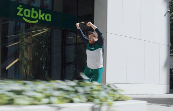 Koniec hasła "Mały wielki sklep". Nowa komunikacja Żabki "Uwolnij swój czas" może zadziałać na klientów jak opium