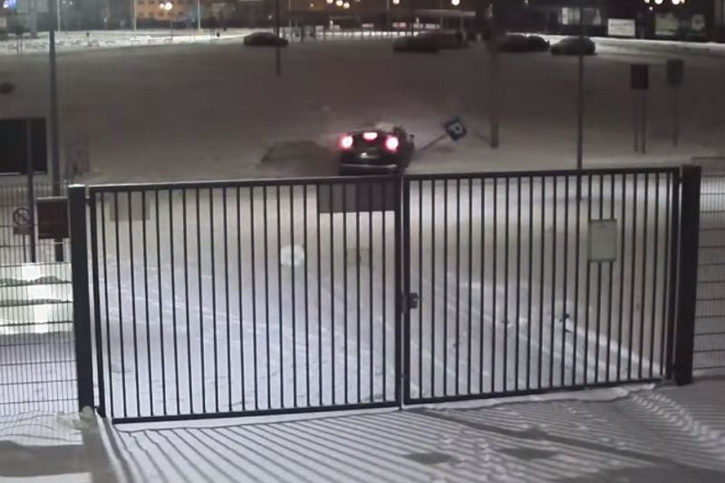 Nieudane próby driftu na parkingu Areny Lublin. Zniszczone znaki i latarnia