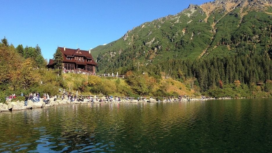 Morskie Oko. Grupa turystów odpaliła race nad brzegiem jeziora