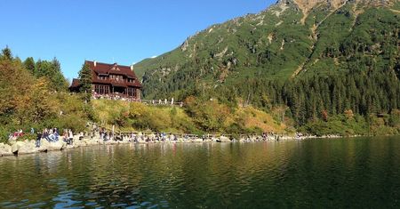 Morskie Oko. Nieodpowiedzialne zachowanie turystów. Odpalili race nad brzegiem Morskiego Oka