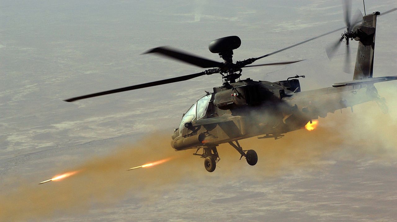 Brytyjski śmigłowiec Apache strzelający pociskami CRV7