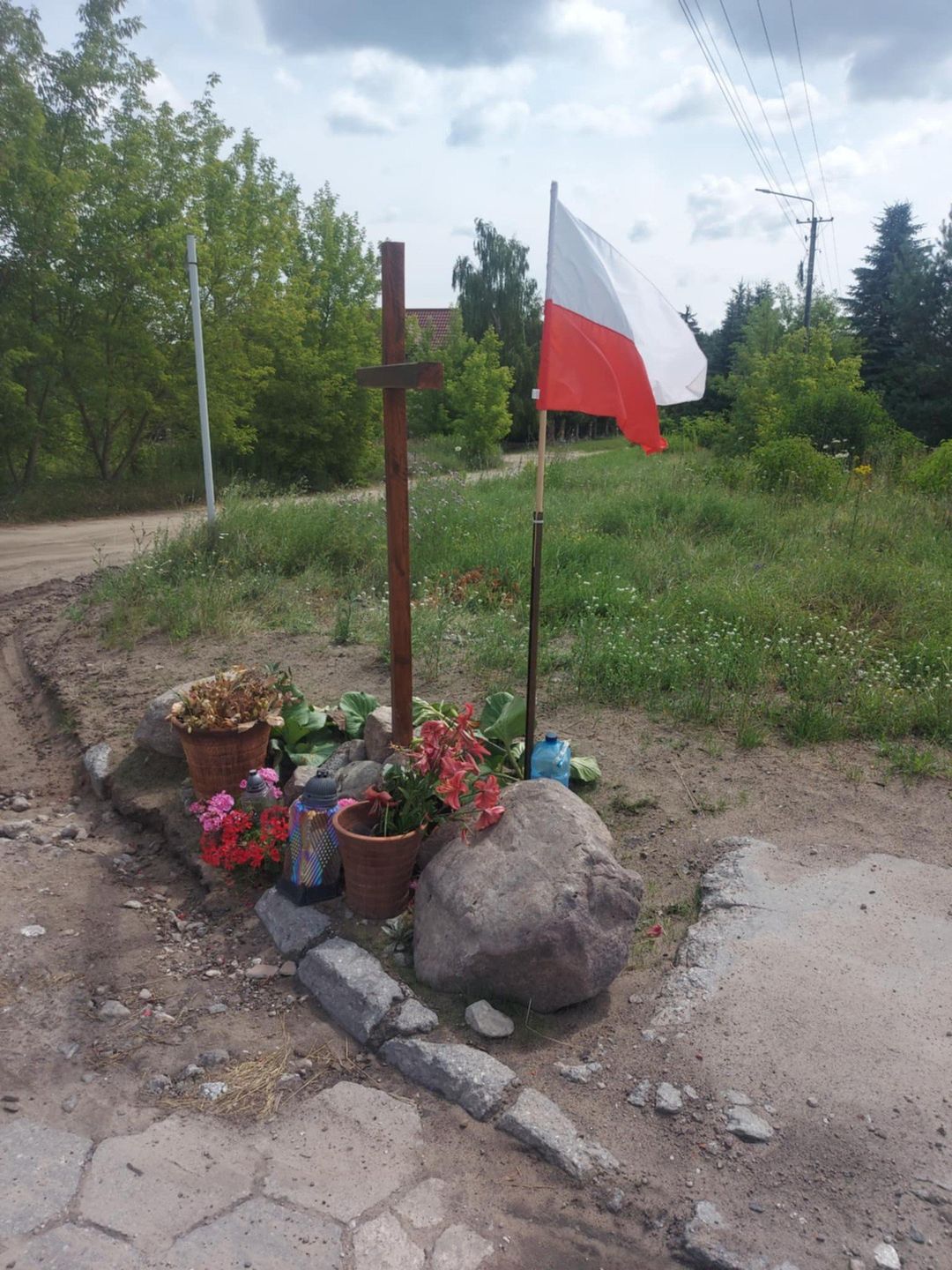 Krzyż przy ul. Parkowej pojawił się w połowie czerwca. - To miejsce modlitwy do Boga o zdrowie i ochronę przed trującym odorem z kompostowni – piszą mieszkańcy.