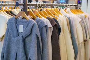 Widzisz to na metce? Wyjaśniamy, co oznacza "żywa wełna"