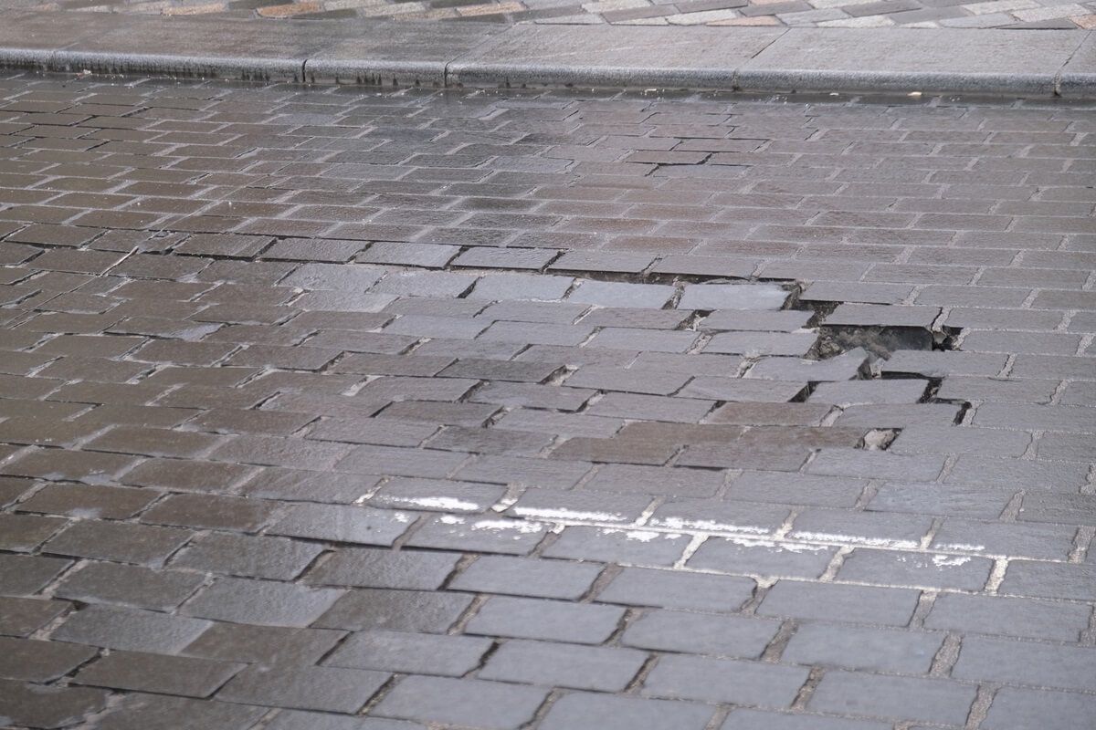 Zapadnięta nawierzchnia jezdni na ul. Królewskiej w Lublinie