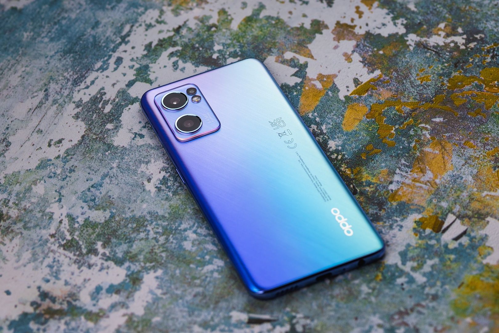OPPO Reno7 5G tylna ścianka pod kątem