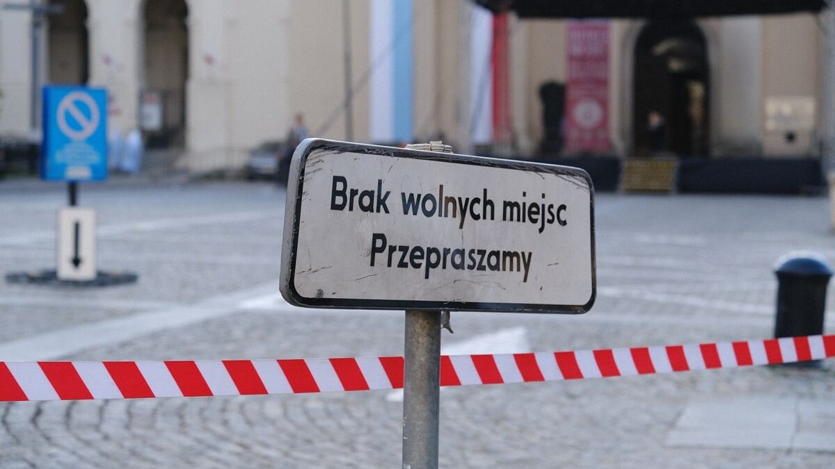 Zamknięty parking przed Archikatedrą Lubelską