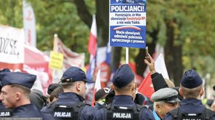 Awantura pod TK. Polacy ocenili działania policji w nowym sondażu