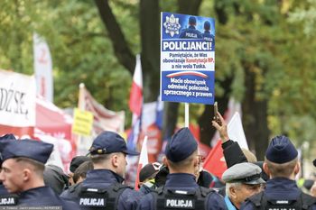Awantura pod TK. Polacy ocenili działania policji w nowym sondażu