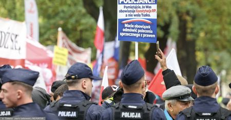 Awantura pod TK. Polacy ocenili działania policji w nowym sondażu
