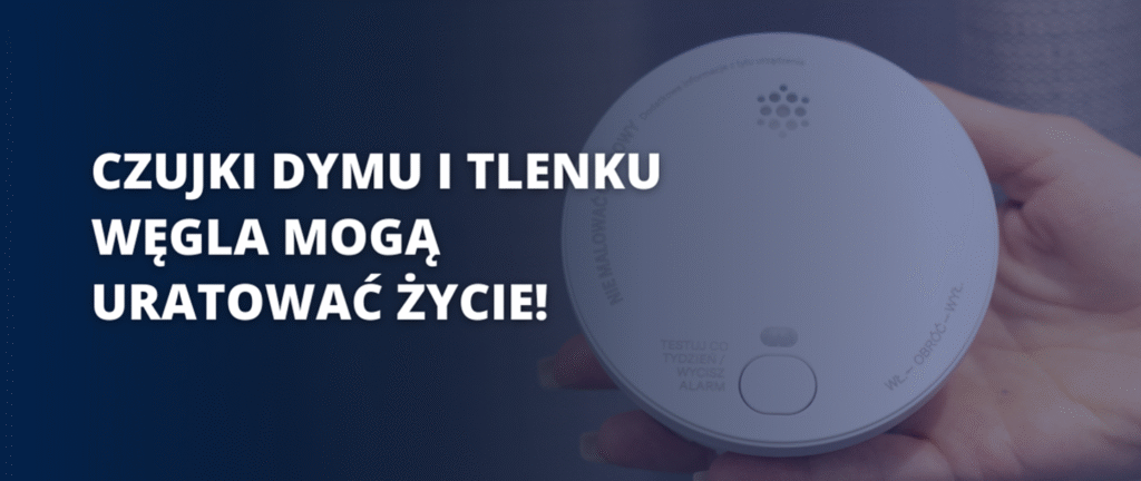 Czujnik dymu i tlenku węgla trzymany w dłoni na tle ciemnego otoczenia, z napisem informującym o jego funkcji.