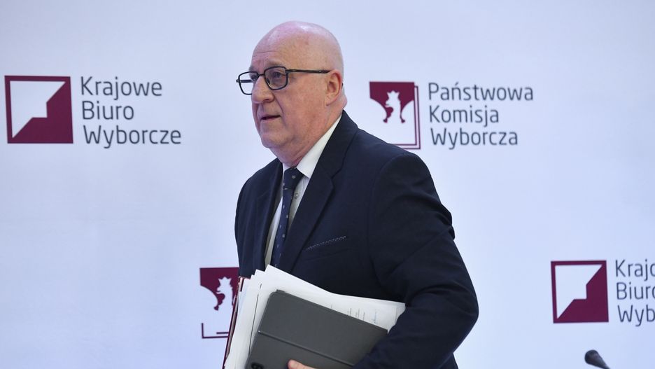 Sylwester Marciniak
Warszawa, 01.06.2025. Wybory Prezydenta RP - II tura. Przewodnicz�cy Pa�stwowej Komisji Wyborczej Sylwester Marciniak na konferencji PKW, 1 bm. w Warszawie. Trwa g�osowanie w II turze wybor�w Prezydenta RP. Do jego zako�czenia obowi�zuje cisza wyborcza. (aldg) PAP/Piotr Nowak
Piotr Nowak
druga, g�osowanie, II, II tura, konferencja, pa�stwowa komisja wyborcza, pierwsza, pkw, prezydenckie, prezydenta rp, wybory, pierwsza konferencja prasowa