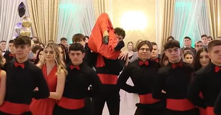 Nagle podniósł partnerkę na studniówce. Internauci są zgodni