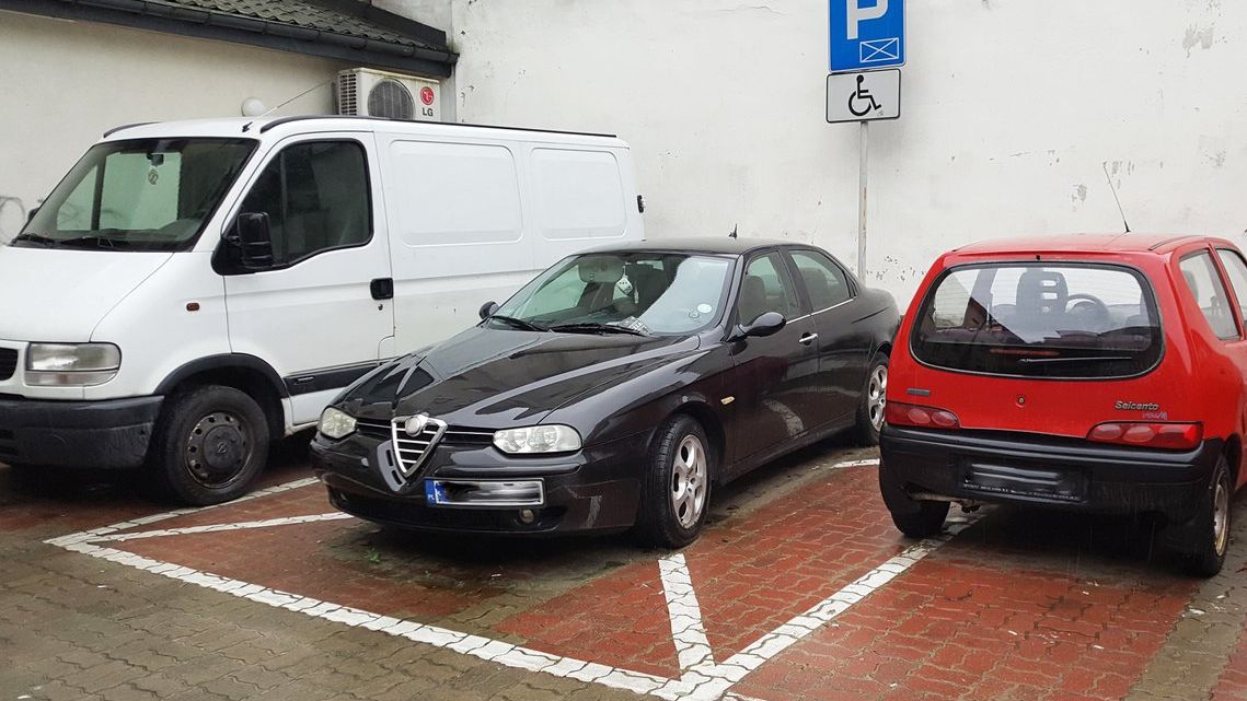 Pozostawienie auta na miejscu przeznaczonym dla osób niepełnosprawnych grozi odholowaniem pojazdu.