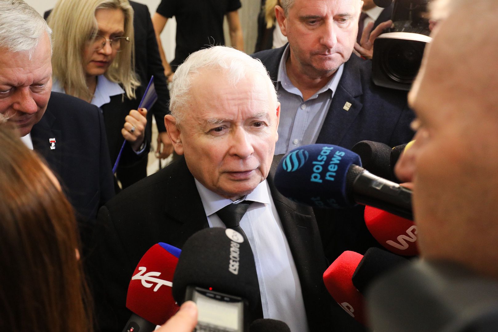 "Zachowywał się jak ostatni lump". Kaczyński powitał Tuska w Sejmie