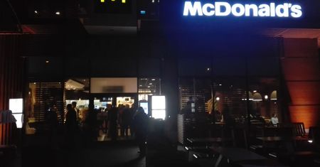 Mc Donald’s w Ostrowcu Świętokrzyskim – Godziny otwarcia w Święta Bożego Narodzenia, Sylwestra i Nowy rok 2023/2024.