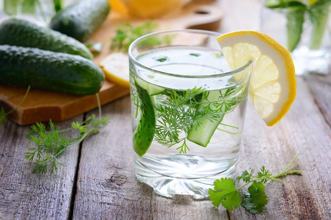 Składniki zawarte w wodzie ogórkowej na wiele sposobów usprawniają pracę naszego organizmu