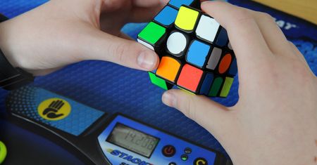 Kostka Rubika w zrobotyzowanej ręce. Badacze z OpenAI postawili na sztuczną inteligencję