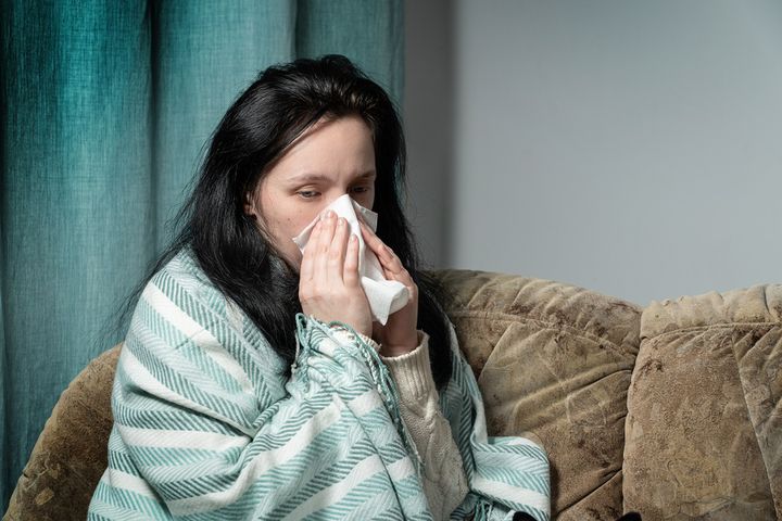 Omikron: objawy wskazują na przejście w górne drogi oddechowe: zatoki, gardło