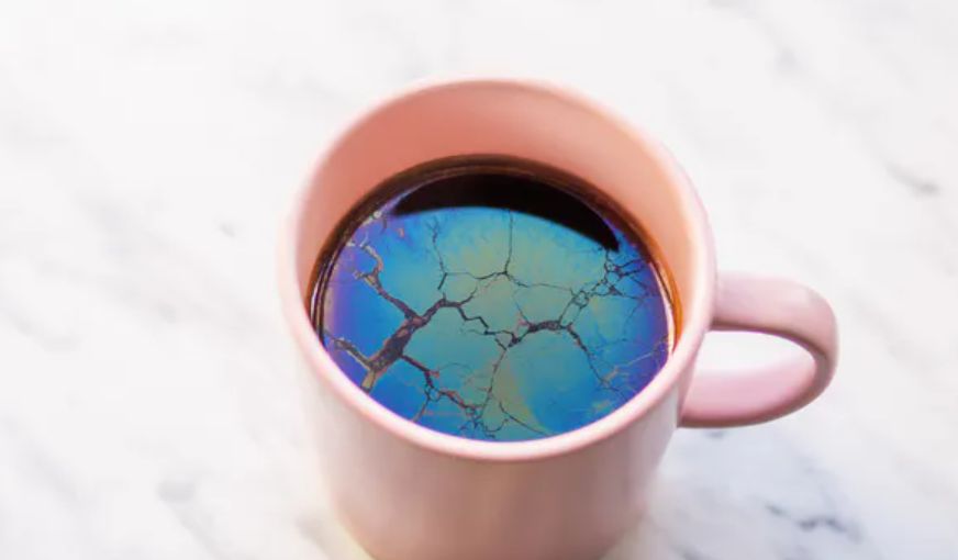 Tęczowy kożuch na herbacie. Czy można pić bezpiecznie?
