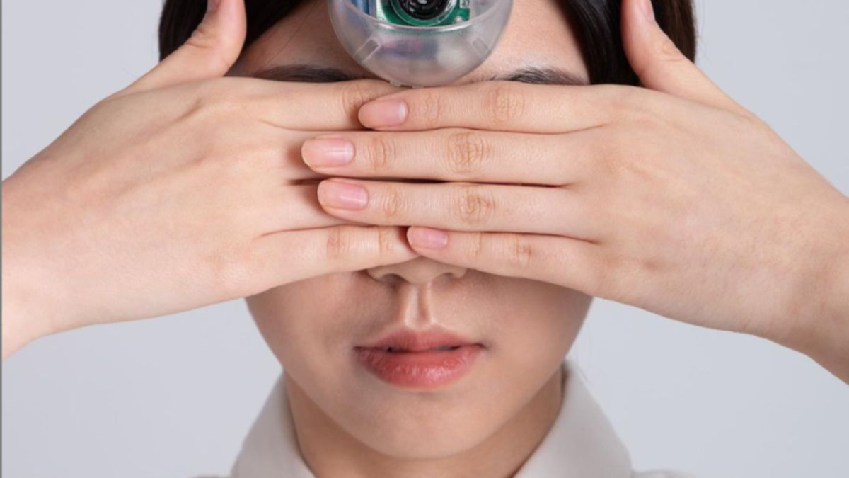 Gadżet, który uchroni wpatrzonych w smartfony przed wypadkami? Oto elektroniczne trzecie oko 1