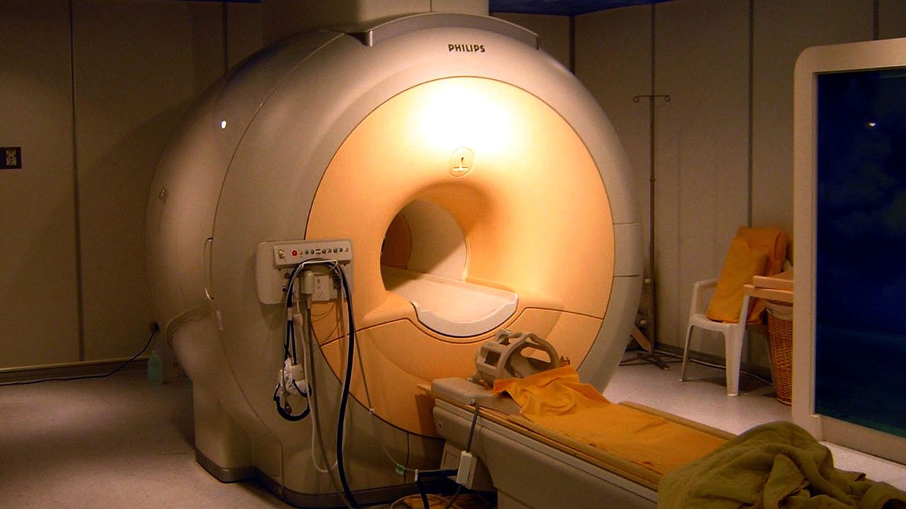 Aparat do obrazowania metodą rezonansu magnetycznego. Zdjęcie autorstwa KasugaHuang (Wikipedia, CC BY-SA 3.0).