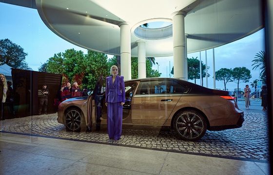 Uma Thurman i Pom Klementieff gwiazdami filmu krótkometrażowego BMW