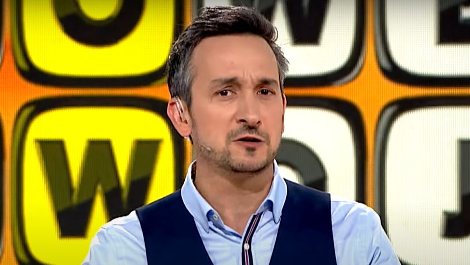 Radosław Brzózka prowadzi teleturniej "Gra słów. Krzyżówka" od 2019 r.